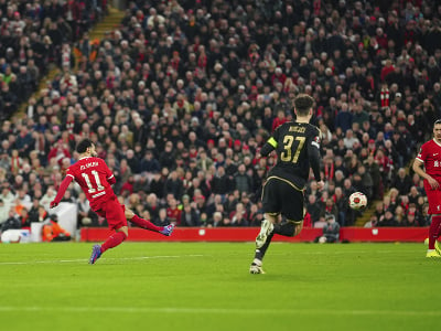 Skórujúca hviezda Liverpoolu FC Mohamed Salah, sparťanský kapitán Ladislav Krejčí sa len prizerá 