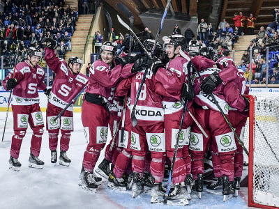 Na snímke hokejisti Sparty Praha oslavujú víťazstvo 4:3 a postup do finále v semifinále turnaja o Spenglerov pohár
