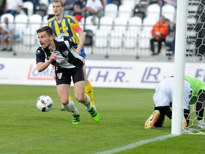 Zľava: Frederik Bilovský zo Spartaka Myjava sa raduje po góle