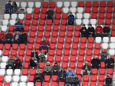 Fanúšikovia sledujú osemfinálový zápas Slovnaft Cupu AS Trenčín - Spartak Myjava