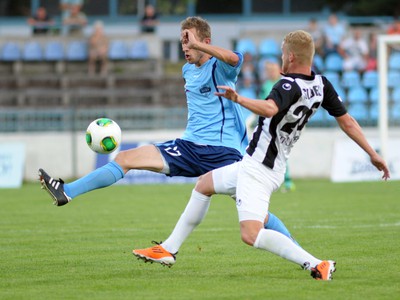 Peter Mičič a Peter Sládek v súboji o loptu