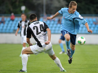 Peter Mičič a Matej Siva v súboji o loptu