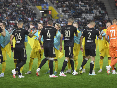 Na snímke v tmavom (Spartak Trnava) a v žltom (Dnipro-1) sa zdravia pred odvetným zápasom play off Európskej konferenčnej ligy