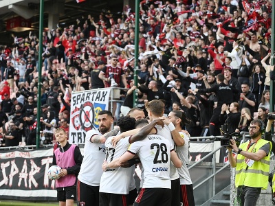 Na snímke radosť hráčov Spartaka po strelení gólu počas zápasu 6. kola skupiny o titul futbalovej Fortuna ligy