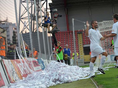 Vladimír Kožuch a Ľubomír Bernáth sa tešia po strelenom góle počas zápasu medzi FC Spartak Trnava a MFK Košice