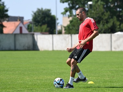 Na snímke nová posila Trnavy Filip Bainovič počas prvého tréningu v letnej príprave