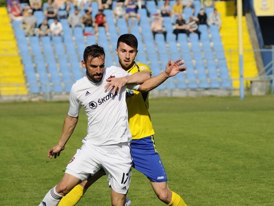 ľava: Hráč Spartak Trnava Jose Cassado a hráč MFK Košice Nermin Haskič 