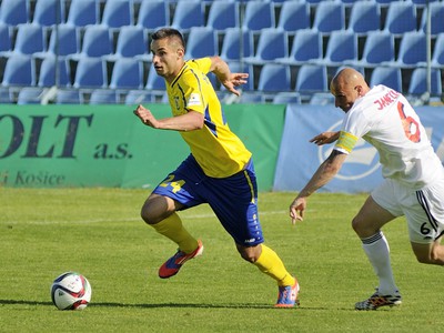 Zľava: Hráč MFK Košice Lazar Dordevič a hráč Spartaku Trnava Marek Janečka
