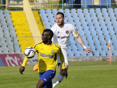 Zľava: Hráč MFK Košice Oumar Diaby a hráč FC Spartak Trnava Miloš Nikolič 