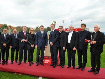 Predseda vlády SR Robert Fico (v strede) počas slávnostného poklepania základného kameňa nového trnavského futbalového Štadiónu Antona Malatinského