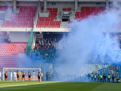 Dymovnica zo sektoru fanúšikov ŠK Slovan Bratislava počas futbalového zápasu 6. kola nadstavbovej časti Niké ligy 