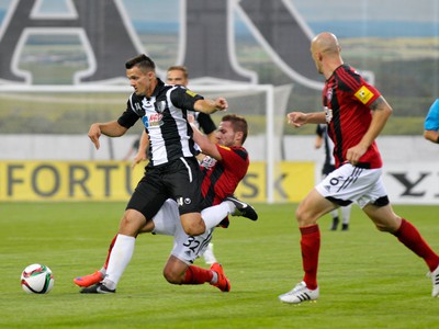 Zľava: Ľuboš Kolár zo Spartak Myjava a Tomáš Mikinič a Marek Janečka, obaja z FC Spartak Trnava