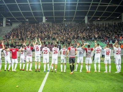 Hráči Spartaka oslavujú s fanúšikmi