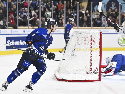 Hokejista švajčiarskeho HC Ambri-Piotta Johnny Kneubuehler (vľavo) sa teší po strelení gólu 