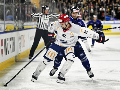 Hokejista švajčiarskeho HC Ambri-Piotta Brandon McMillan (vpravo) a hráč IFK Helsinki Eddie Larsson (vľavo) bojujú o puk