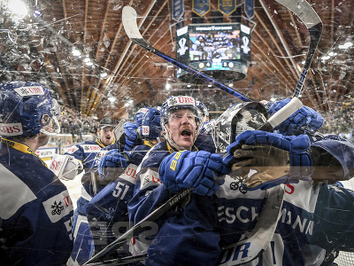 Na snímke hráč Davosu Dominik Egli oslavuje víťazstvo v zápase semifinále hokejového turnaja o Spenglerov pohár HC Davos - Frölunda vo švajčiarskom Davose