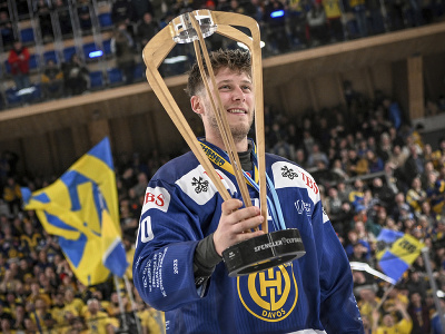 Hokejisti domáceho HC Davos vyhrali Spenglerov pohár, na snímke Enzo Corvi