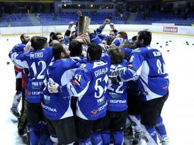 Hokejisti Detvy oslavujú s trofejou svoj historický triumf