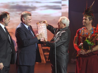 Vladimír Vůjtek preberá cenu za 1. miesto medzi kolektívmi