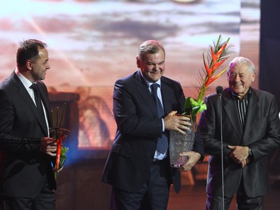 Vladimír Vůjtek preberá cenu za 1. miesto medzi kolektívmi