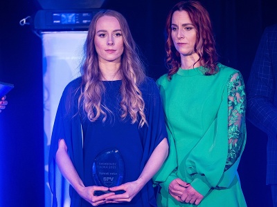 Paralyžiarka Alexandra Rexová (vľavo) ocenená v kategórii Talent roka počas vyhlásenia výsledkov ankety Klubu športových redaktorov SSN v spolupráci so Slovenským olympijským a športovým výborom Športovec roka 2022