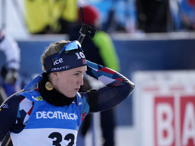 Nórska biatlonistka Marte Olsbuová Röiselandová sa rozcvičuje na strelnici