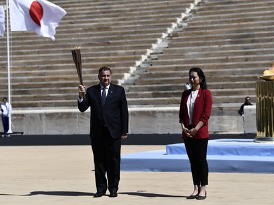 Na snímke vľavo s olympijskou pochodňou prezident Gréckeho olympijského výboru Spyros Kapralo, vpravo bývalá japonská plavkyňa Imoto Naoková