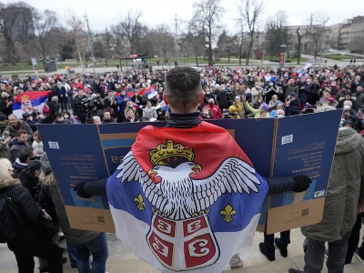 Priaznivci srbského tenistu Novaka Djokoviča počas protestu  6. januára 2022 v Belehrade.