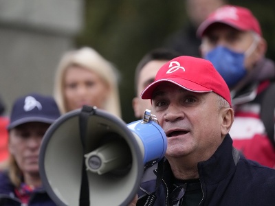 Srdjan Djokovič počas protestu v Belehrade