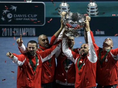 Srbský tím sa po zisku Davis Cupu ostrihal do hola