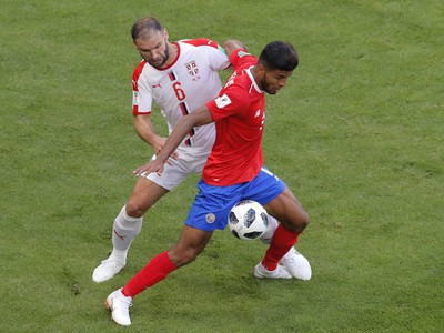 Francisco Calvo a Branislav Ivanovič v súboji o loptu