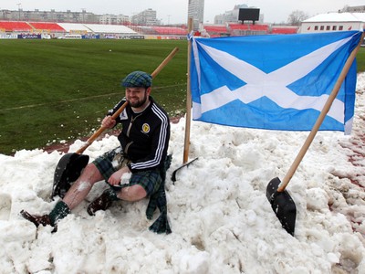 Škótski fanúšikovia odpratávali sneh