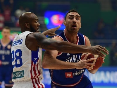 Vpravo srbský basketbalista Boriša