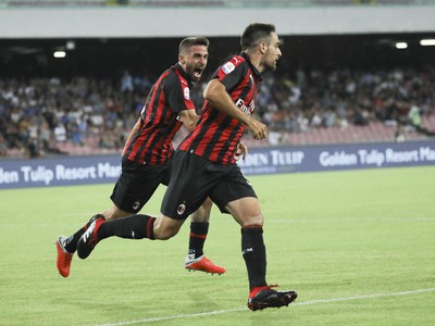 Giacomo Bonaventura a Fabio Borini oslavujú gól milánskeho AC