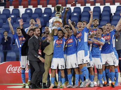 Oslavy hráčov Neapola s trofejou Coppa Italia