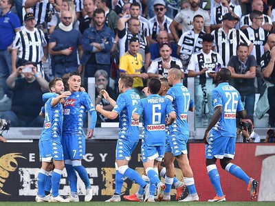 Dries Mertens so spoluhráćmi oslavuje svoj gól