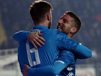 Fabian Ruiz a Dries Mertens oslavujú vedúci gól Neapola