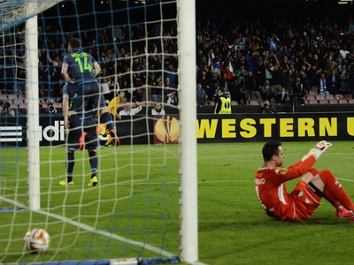 Dries Mertens (vľavo) oslavuje svoj gól