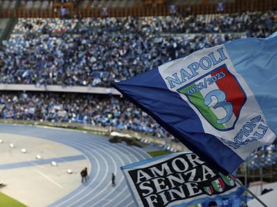 Fanúšikovia Neapolu oslavujú zisk titulu na štadióne