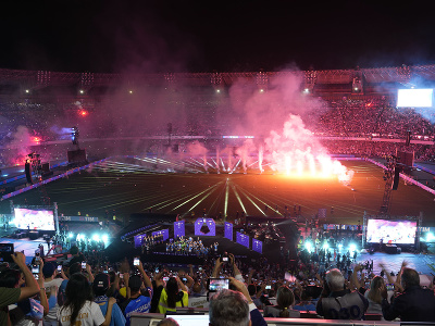 Futbaloví fanúšikovia sa tlačia na tribúnach štadióna Diega Maradonu a sledujú, ako hráčom Neapola odovzdávajú trofej za titul
