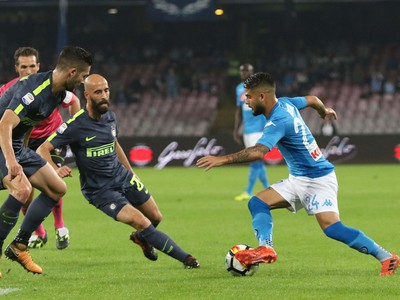 Lorenzo Insigne sa snaží preniknúť defenzívou milánskeho Interu