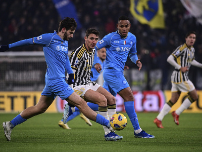 Hráči Neapola Khvicha Kvaratskhelia (vľavo) a Natan (vpravo) v súboji s Andreom Cambiasom (uprostred) z Juventusu vo futbalovom zápase talianskej ligy Serie A Juventus Turín - SSC Neapol