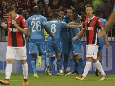 Jose Callejón so spoluhráčmi oslavuje gól Neapolu