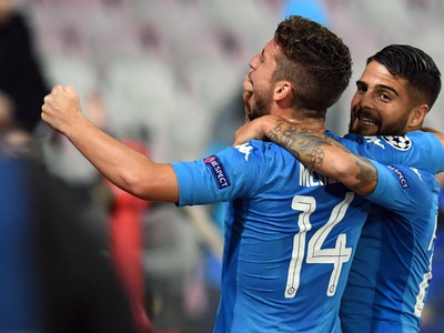 Lorenzo Insigne a Dries Mertens oslavujú gól Neapola