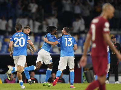 Futbalisti SSC Neapol oslavujú gól