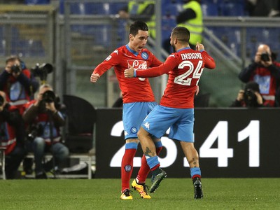 Jose' Maria Callejon (vľavo) sa raduje z gólu spolu so spoluhráčom Lorenzom Insignem