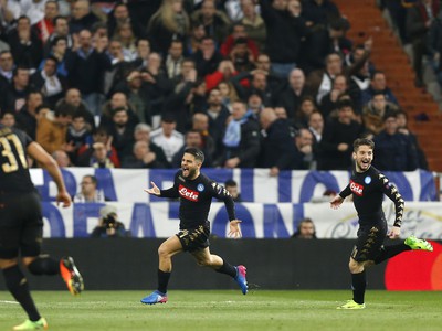 Hráč Neapola Lorenzo Insigne (v strede) oslavuje svoj úvodný gól v prvom osemfinálovom zápase Ligy majstrov Real Madrid - SSC Neapol