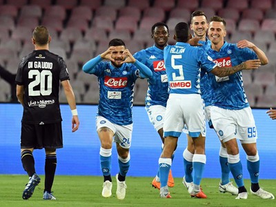 Lorenzo Insigne so spoluhráčmi oslavuje vedúci gól Neapola