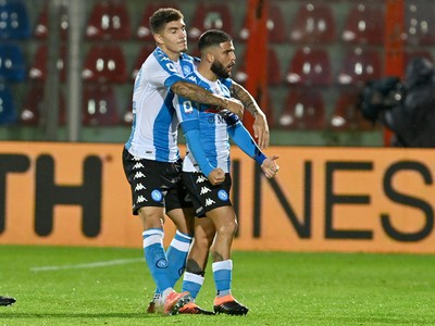 Lorenzo Insigne a Hirving Lozano oslavujú gól Neapolu 
