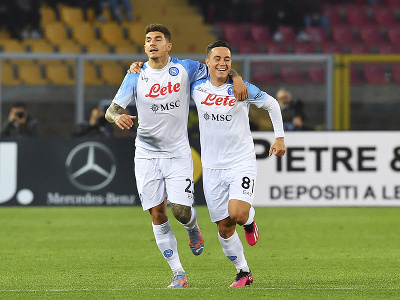 Hráč Neapola Giovanni Di Lorenzo (vľavo) sa teší z gólu so spoluhráčom Giacomom Raspadorim